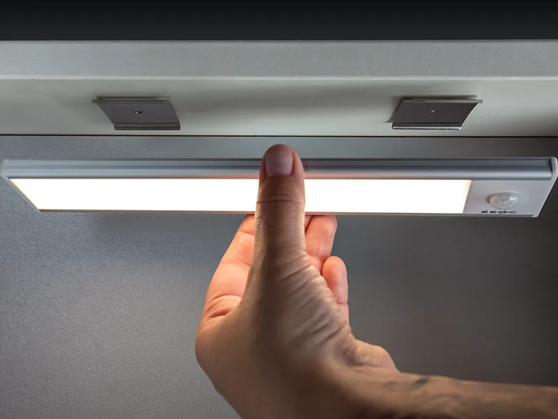 AUTOLINE Lampa LED wnętrza z czujnikiem ruchu 71 LED 1500mAh USB-C 400mm - Zdjęcie 4